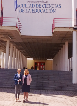 prof. Teresa Giza i dr Katarzyna Palka przed budynkiem Wydziału Nauk o Edukacji Uniwersytetu w Cordobie